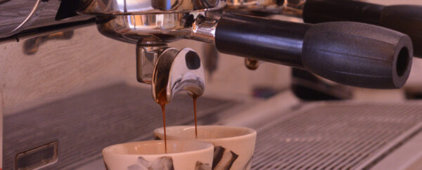 Serviço de consultoria da Punga Cafés é retratado com uma xícara onde extraímos espresso.